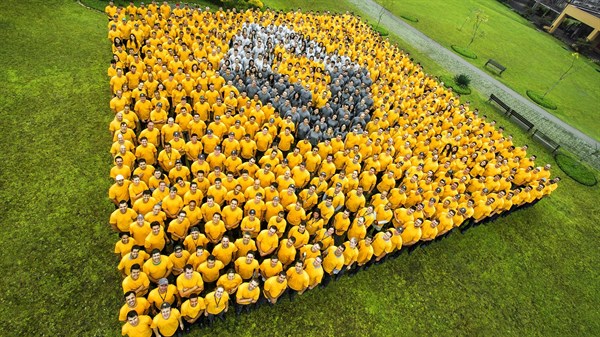 People forming Renault Logo